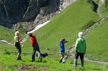 Blatti Alm  Schweiz  Jungen spielen gemeinsam auf einer Almwiese