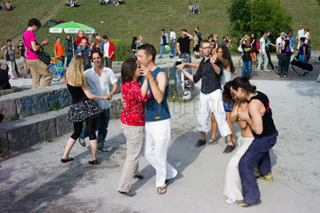 Berlin  Deutschland  Zouk tanzen sonntags im Mauerpark