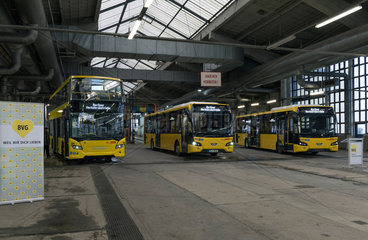Berlin  Deutschland  Busbetriebshof Indira-Gandhi-Strasse  neue Busse fuer die Berliner Verkehrsbetriebe ( BVG )