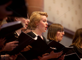 Essen  Deutschland  Kirchenchor singt anlaesslich der Wandelkonzerte der Hochschulchoere