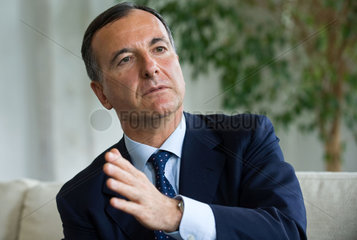 Franco Frattini - Der italienische Aussenminister wird in der italienischen Botschaft in Berlin von den Herren Ross  Satar und Frankenberger interviewt. Es wird um die EU-Krise  die Waehrungskrise und die Zukunft Italiens nach Berlusconi gehen.