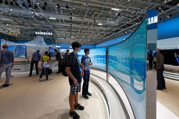 Berlin  Deutschland  Besucher beim Stand von Samsung auf der IFA 2014