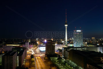 Berlin  Deutschland  Berlin-Mitte mit dem Alexanderplatz im Abendlicht