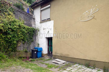 Neuerburg  Deutschland  ein Wohnhaus mit einer aufgemalten Farbpalette an der Hauswand