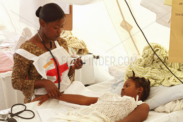 Carrefour  Haiti  Blutdruckmessen an einer Patientin im Patientenzelt