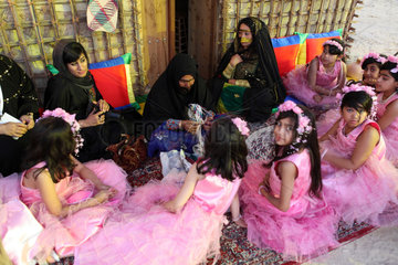 Dubai  Vereinigte Arabische Emirate  Arabische Frauen und Maedchen sitzen auf dem Boden