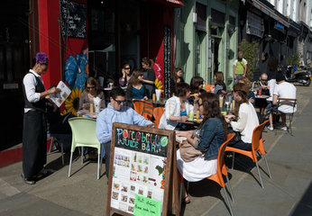 London  Grossbritannien  Besucher eines Cafes in der Portobello Road