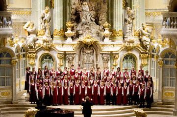 Dresden  Deutschland  der Philharmonische Kinderchor Dresden vor dem Altar der Frauenkirche
