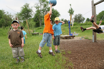 Saarbruecken  Deutschland  Jungen spielen im Garten einer Kindertagesstaette