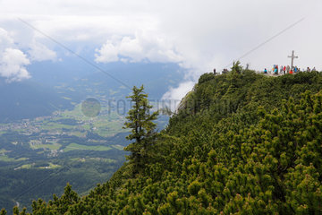 Berchtesgaden  Deutschland  Touristen am Gipfelkreuz auf dem Kehlstein
