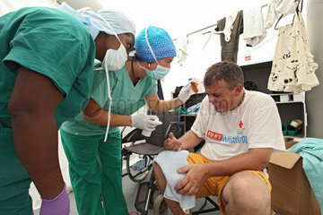 Carrefour  Haiti  Behandlung eines verletzten DRK Delegierten