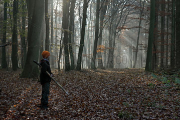 Neu Kaetwin  Deutschland  Kind steht allein im Wald