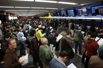 Tokio  Japan  Menschen in einer Wetthalle auf der Galopprennbahn Fuchu