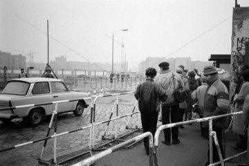 Berlin  Deutschland  Passanten warten am provisorischen Grenzuebergang