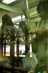 New York City  USA  Fahrgaeste in der Subway in Manhattan