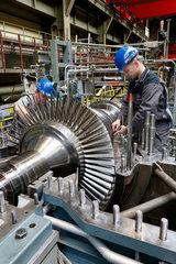 Oberhausen  Deutschland  Industriemechaniker arbeiten an einer Dampfturbine bei MAN Diesel & Turbo SE