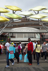 London  Grossbritannien  Eingang zur Shopping Mall Stratford Centre