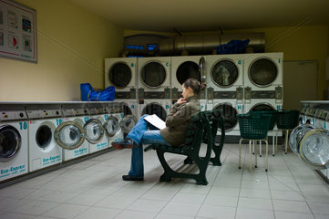 Berlin  Deutschland  eine Frau im Waschsalon
