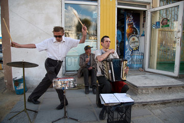 Lemberg  Ukraine  Musiker spielen vor einem Kiosk