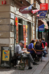 Stockholm  Schweden  Touristen sitzen in Strassencafes in der Altstadt