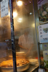 Hongkong  China  ein Koch steht hinter einer beschlagenen Scheibe in einem Imbiss