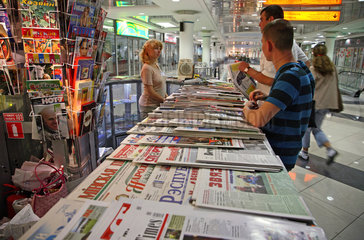 Minsk  Weissrussland  ein Zeitschriftenstand im Einkaufszentrum Stolitsa