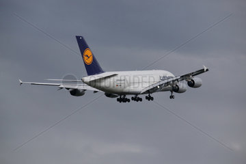 Iffezheim  Deutschland  Airbus A380 der Lufthansa im Steigflug