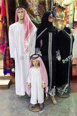 Dubai  Vereinigte Arabische Emirate  arabisch gekleidete Schaufensterpuppen