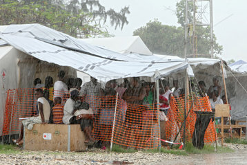 Carrefour  Haiti  Patienten unter einer Zeltabdeckung der Pharmazie des Field Hospitals