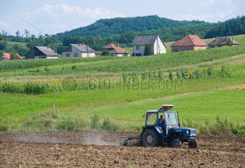 Tachty  Slowakei  ein Trecker faehrt ueber ein Feld