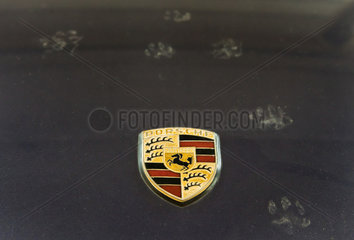 Berlin  Deutschland  Porsche-Emblem auf einer Motorhaube