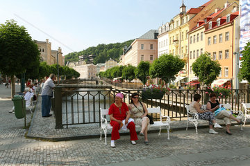 Karlsbad  Tschechische Republik  Touristen an der Tepla im Stadtzentrum