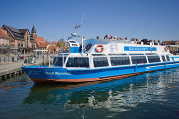 Waren (Mueritz)  Deutschland  Fahrgastschiff der Blau Weissen Flotte im Stadthafen