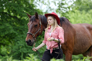 Muehlenbeck  Maedchen mit Cowboyhut fuehrt ihr Pferd