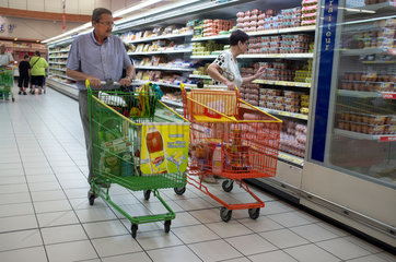 Colmar  Frankreich  ein Ehepaar beim Einkaufen in einem Leclerc Supermarkt