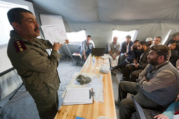 Ben Gardane  Tunesien  Besprechung beim Clustermeeting im Fluechtlingslager Shousha
