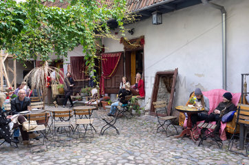 Tallinn  Estland  Besucher im Innenhof eines Cafes im Katharinenviertel