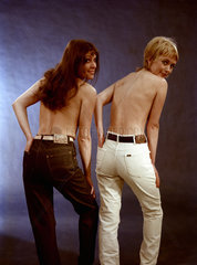 Berlin  Deutsche Demokratische Republik  Models zeigen die neueste Jeansmode fuer Damen der Firma Lee