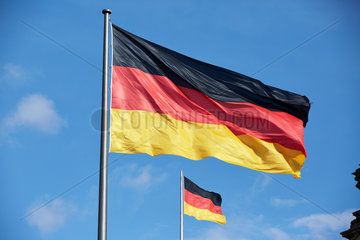 Berlin  Deutschland - Deutschlandfahnen am Reichstagsgebaeude.