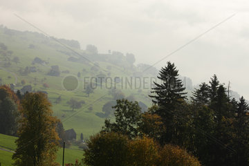 Luzern  Schweiz  Nebel und Wolken im Tal in Buergenstock bei Luzern