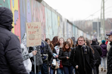 Berlin  Deutschland  Protest an der East Side Gallery