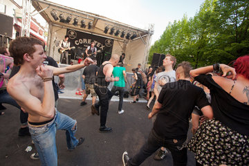 Berlin  Deutschland  Punks tanzen auf dem MyFest in Kreuzberg