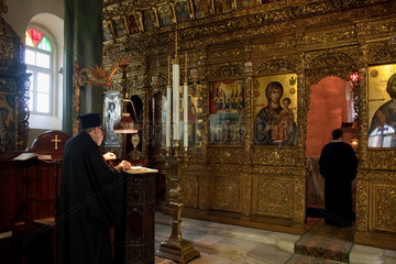 Heybeliada  Tuerkei  Diakon Doroteos beim Abendgottesdienst in der Kirche der Heiligen Dreifaltigkeit