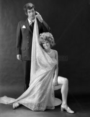 Berlin  Deutsche Demokratische Republik  Models zeigen die neueste Hochzeitsmode