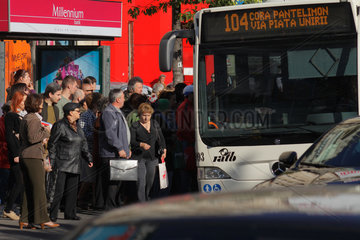 Bukarest  Rumaenien  Fahrgaeste an einer Bushaltestelle steigen in den Bus 104 ein
