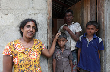 Thambattai  Sri Lanka  eine Familie vor ihrem neuen Heim