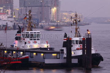Hamburg  Deutschland  Hafenschlepper im Hamburger Hafen bei Daemmerung