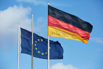 Berlin  Deutschland - Europaflagge und Deutschlandfahne wehen im Wind.