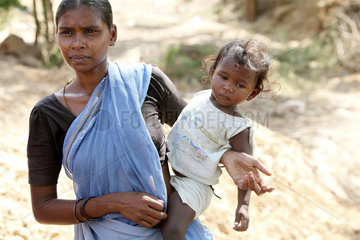Karumanchi  Indien  eine Frau mit ihrer Tochter auf dem Arm