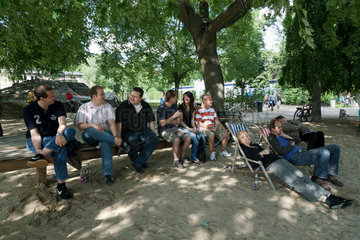 Berlin  Deutschland  Touristen sitzen in der Strandbar Mitte an der Spree